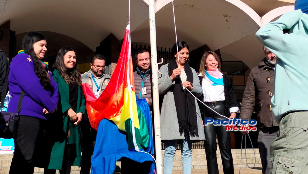 Ceremonia izamiento bandera LGBTIQ+ Los Ángeles.