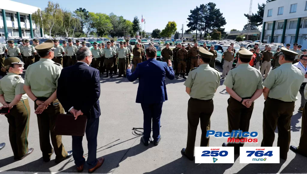 Foto de la entrega de llaves por el gobernador Sergio Giacaman 